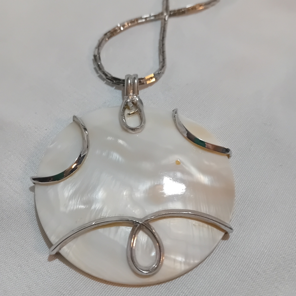 Elegant 925 Silver and Mother Of Pearl Pendant With Silver Tone Necklace Choker